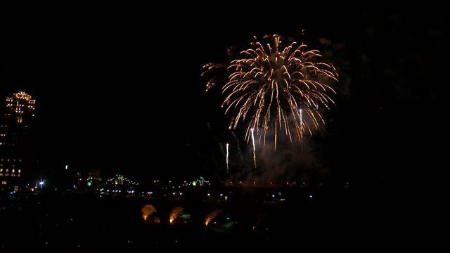 5p-vo-red-white-boom-wcco5pd5.jpg 